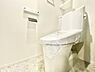 トイレ：清潔感のある内装が印象的なトイレです。壁には便利なリモコン付きで操作もシンプルです。広々とした空間で白を基調とした明るい雰囲気が保たれています。収納棚付きで使い勝手も良い仕様です。