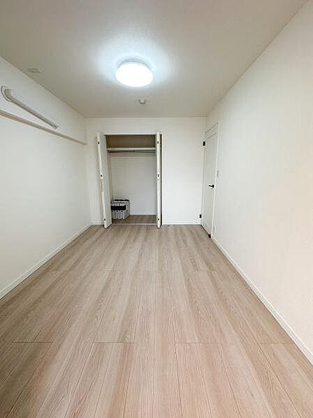 【約6帖】廊下とLDKからの2WAY。寝室としても、お子様部屋としてもご利用いただけます♪