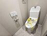 トイレ：吊戸棚付きでトイレットペーパーやお掃除道具などをすっきりと収納できます♪