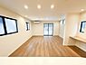 リビング/ダイニング：【同社施工例】現在建築中の物件ですが、現地にて場所の雰囲気や周辺環境をご確認いただけるほか、同社施工の建築済みの物件もご覧いただけます。完成前もぜひお気軽にお問合せください♪