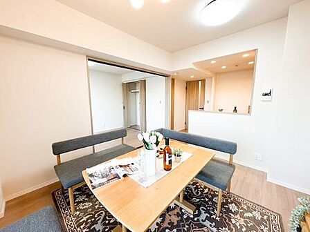 【同社施工例】現在リフォーム中の物件ですが、現地にて棟内の雰囲気や周辺環境をご確認いただけるほか、同社施工のリフォーム済みのお部屋もご覧いただけます。完成前もぜひお気軽にお問合せください♪