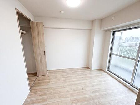 【洋室/約4.3帖】南東向きバルコニーに面した大きな窓からたっぷりと日差しが入り、明るく開放感のある室内で空間をより広く感じさせます