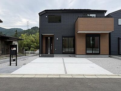 外観:黒を基調とした落ち着いた外観。 外観:黒を基調とした落ち着いた外観。