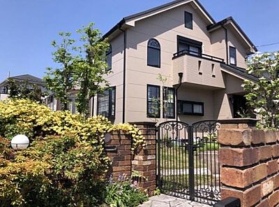 外観:ゆったりとした敷地に建つおしゃれな邸宅。 外観:ゆったりとした敷地に建つおしゃれな邸宅。