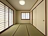 和室：二面採光で明るい和室。客間や個室など多目的に使えます。