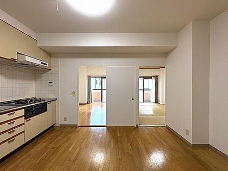 2025年11月にクロス張替済みで壁も真っ白、家族団らんの時間が一層心地よいものになります。※AI加工で家具等消しております