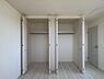 収納：8.5帖洋室内クローゼット。二つに分かれているので、使う人や季節ごとに衣類を分けて収納できます。