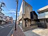 その他：青空に映える外観。第一印象の美しさは資産価値にも直結し、大切な資産として長く安心して暮らせる住まいです。