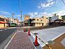 その他：落ち着いた様子の北側道路。駅徒歩2分という好立地と相まって、平日の朝は数分の余裕が生まれ、慌ただしい共働き生活にゆとりをプラスしてくれます。