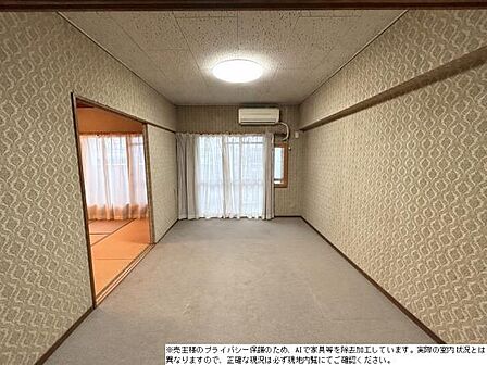 カーテン越しの光がカーペットの上に柔らかく広がる洋室です。四部屋あることで、こうした一室を寝室や書斎など、その日の気分で使い分けられます。