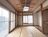 和室：畳の床と木目の天井が落ち着いた印象の和室です。窓からの光を感じながら、くつろぎの場や来客時の空間として使い分けられます。家族の暮らしに合わせた活用を考えられます。
