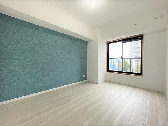 大きな窓から陽...