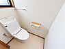 トイレ：2階にもトイレがあり、就寝時や朝の忙しい時間帯に便利。階段を下りずに利用でき、家族で使う際の混雑も軽減できます。温水洗浄便座と手洗いを備え、窓から自然光が入る、明るく清潔感のある空間です。