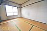 和室：お部屋には程よく採光が入り、過ごしやすい居住空間です。窓を開放すると自然換気が可能で、清潔感も保ちやすいです。