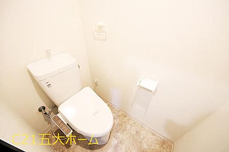 トイレは毎日頻繁に利用する場所だからこそ、快適に使っていただけるよう機能的な温水洗浄便座を採用しています。