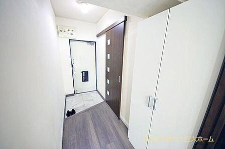 住まいの顔にふさわしいゆとりある玄関。開放的な30帖の空間へと続く、期待感の高まるエントランスです。