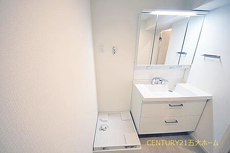 洗髪に使えるハンドシャワー機能がついた洗面台で忙しい朝も快適に支度ができそうです♪大きな洗面台のボウルはホームクリーニングの時にも使いやすいです。