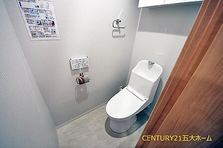 清潔な空間が印象的なトイレ。温水洗浄便座完備なので、冬の寒い時には便座をあたたかくして落ち着けます♪
