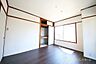 洋室：お部屋には程よく採光が入り、過ごしやすい居住空間です。窓を開放すると自然換気が可能で、清潔感も保ちやすいです。