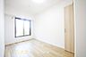 洋室：お部屋には程よく採光が入り過ごしやすい居住空間です。窓を開放すると自然換気が可能で清潔感も保ちやすいです♪