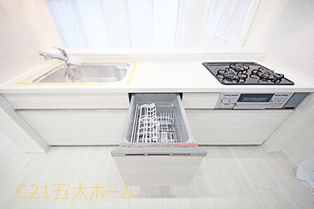 ゆとりある作業スペースに大きなシンク、お料理しやすい3つ口コンロ、食洗機や収納もあり使いやすいキッチンです☆