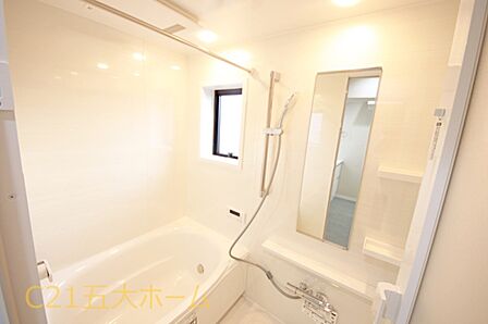 落ち着いた雰囲気のシステムバスで1日の疲れを癒します。機能的な浴室は日々のお手入れも楽々です♪