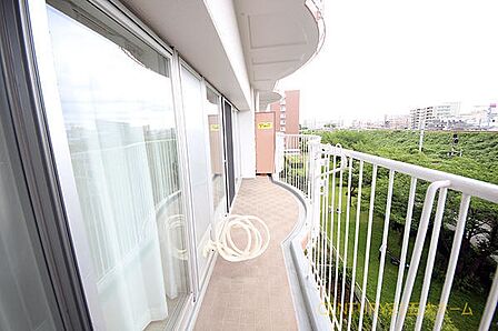風通しが良く心地よいバルコニー。洗濯物も気持ちよく乾き、ふと外に出て深呼吸したくなる開放感があります。