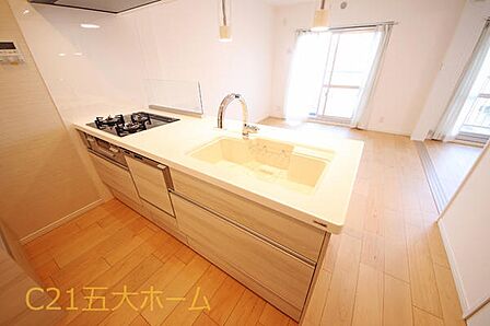 対面式のキッチンはリビングにいるご家族とコミュニケーションが取りやすく小さなお子様がいるご家庭はお料理中も安心して見守ることができます☆