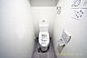 トイレ：サッと拭くだけでお手入れしやすいトイレ仕様！清潔な空間を保ちやすく来客時にも安心感を持ってお通しできる仕様です。