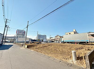 外観：約39.9坪のゆとりの敷地。東側5.2m公道に12.7m面す。隣地は駐車場の為開放感有