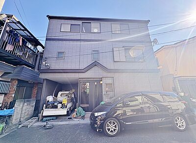 外観：志村坂上駅徒歩12分。2025年10月リノベーション完了。2階に15帖以上、1、3階に洋室3室(主寝室含む)、2、3階にバルコニー。