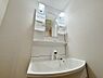 洗面：「Bathroom vanity」新規交換済みです。収納も豊富、朝の忙しい時でも準備がはかどります。
