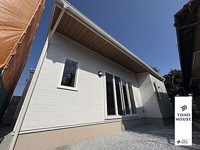 外観:七里駅徒歩13分。駐車2台可(車種により)のお洒落な平屋建てになります。 外観:七里駅徒歩13分。駐車2台可(車種により)のお洒落な平屋建てになります。