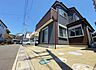 外観：外壁塗装したばかりの戸建て：青空に映えるシックな外壁が印象的な、日当たり良好な2階建て戸建て。