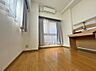 子供部屋：「洋室5.2帖」開放感ある角部屋です。夕陽も差し込む落ち着いた空間で憩いのトキを体感下さい。