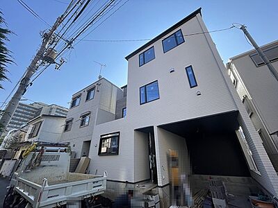外観：「大山」駅徒歩7分。ルーフバルコニー付の4ＬＤＫ。ＬＤＫ19帖以上に床暖房付（一部）。駐車スペース広々設計。人気の対面キッチン＆リビング階段。ＺＥＨ水準住宅。30年長期サポート。フラット35Ｓ利用可