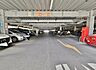 駐車場：駐車場は自走式となっており、1住戸につき1台駐車が可能となっております。これならサイズの大きい車でも気にせず停められそうですね。