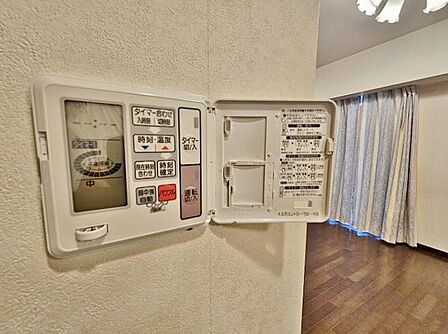 床暖房は立ち上がりが早く快適な暖かさ。エアコンのような温度ムラが少なく、空気を汚すこともありません。