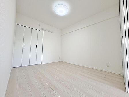 「洋室5帖」お子様の成長に合わせて、子供部屋や書斎など多用途に使える洋室です。明るい内装でどんなインテリアも映え、収納も充実しています。