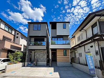 外観:右側2号棟。3路線利用可「浦和駅」徒歩18分。西側6.3m公道に接道。 外観:右側2号棟。3路線利用可「浦和駅」徒歩18分。西側6.3m公道に接道。