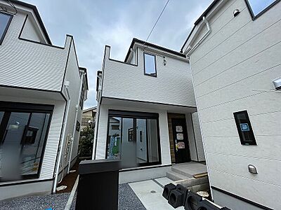 外観:青空に映えるスタイリッシュな外観の新築分譲住宅。全棟異なるデザインで、あなたの個性を表現。駐車場も完備しており、子育て世代にもおすすめです。 外観:青空に映えるスタイリッシュな外観の新築分譲住宅。全棟異なるデザインで、あなたの個性を表現。駐車場も完備しており、子育て世代にもおすすめです。