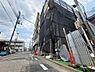 外観：前面道路は見通しが良く、お車の出し入れもスムーズ。毎日の暮らしを支える住環境です。2026年6月中旬撮影