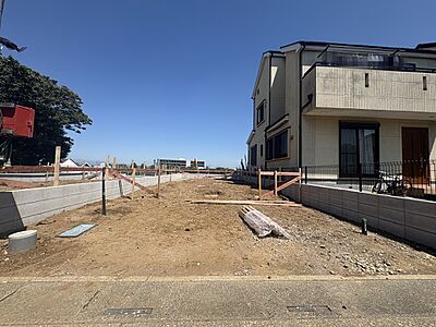 外観：南向きの明るい邸宅、2階主寝室は広々8帖です。朝陽が降り注ぎ心地良い目覚めが叶います。