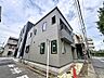 外観：蕨市南町の穏やかな街並みに馴染む、優しい光に満ちたデザイナーズ。建築家が計算し尽くした空間は、どこにいても家族の気配を感じられる心地よさ。一歩足を踏み入れた瞬間から、上質で丁寧な日々が始まります。