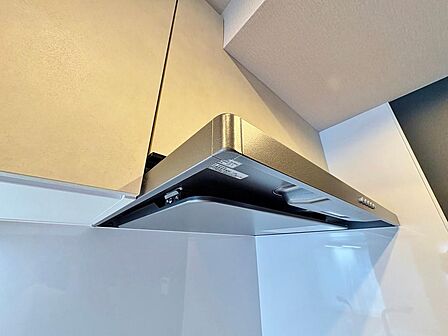 スリムで洗練されたデザインのレンジフード。油汚れが拭き取りやすいフラットな形状で、面倒なお掃除の負担を軽減します。いつでも美しいキッチン空間をスマートにキープ。
