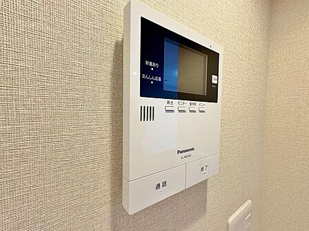 誰が来てもわかる様にモニター付きインターホンを設置。