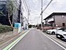 外観：緑のラインが続く通りは、お子様との散歩にも安心。穏やかな住宅街で、家族の笑顔が溢れる毎日を育めます。（2026年7月撮影）