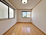 寝室：「洋室6.0帖」家具の配置のしやすい形で使い勝手の良い間取りとなっております。