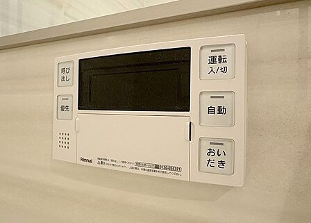 浴槽に浸かりながらボタン一つで簡単にお湯を温め直せる、便利な追焚機能。家族で入浴時間がずれても、つねに快適な湯温をスマートに保てます。