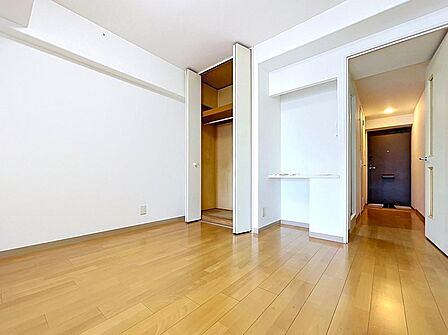 リビング収納付きで、日用品やお子様のおもちゃもすっきり。いつでも美しい空間を保てます。